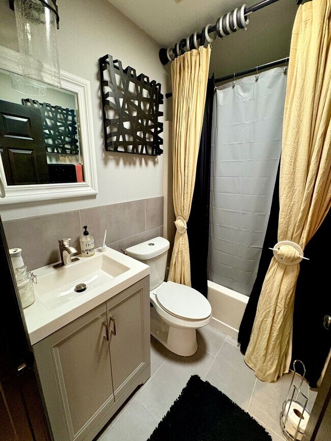 Building Photo - 2450 SW Cameo Blvd