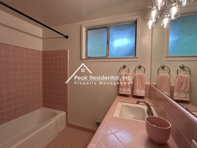 Building Photo - Charming 3 bedroom 2 bathroom House!