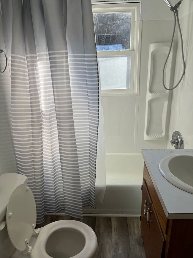 Building Photo - 2 Bedroom Apartment Located in Beautiful Warrensville