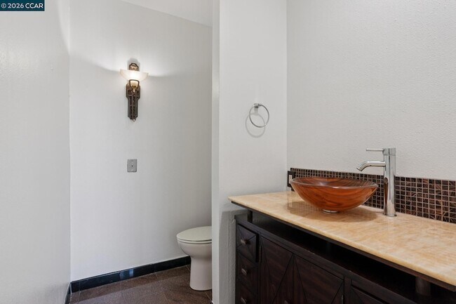 Building Photo - 660 La Casa Via