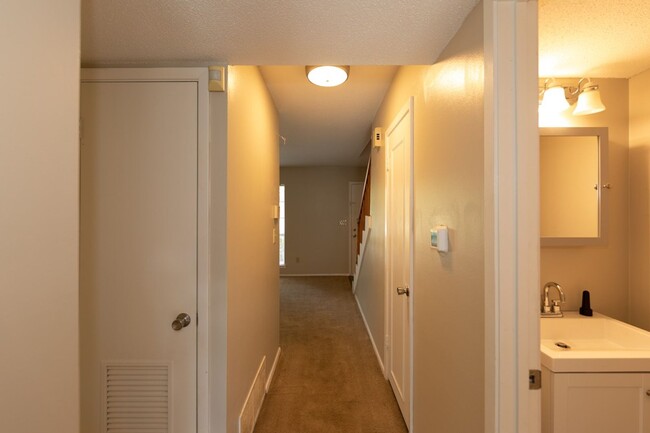 Building Photo - 2 bed 1.5 bath townhome located in the Mil...