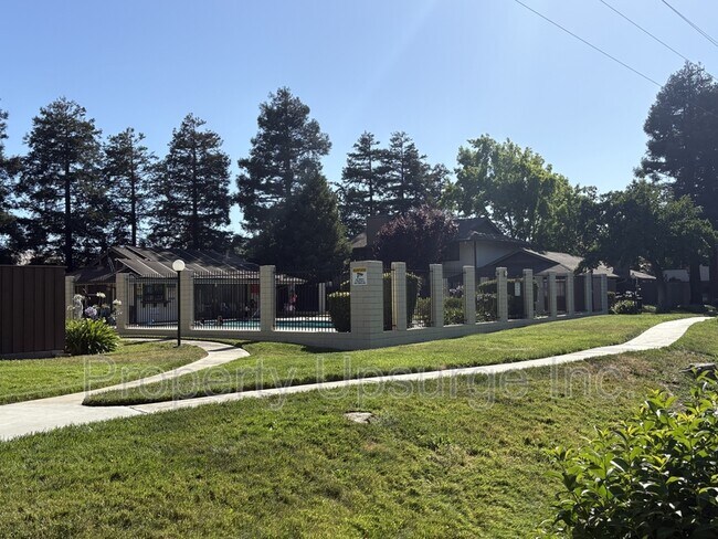 Building Photo - 2405 Sunny Ln