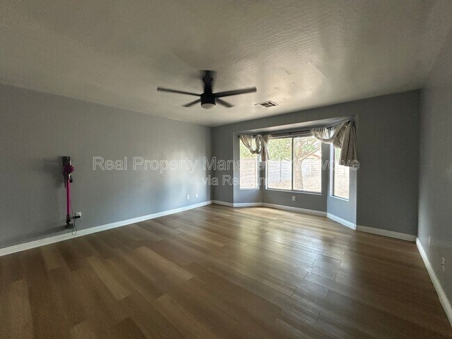 Building Photo - 4926 E Whitehall Dr