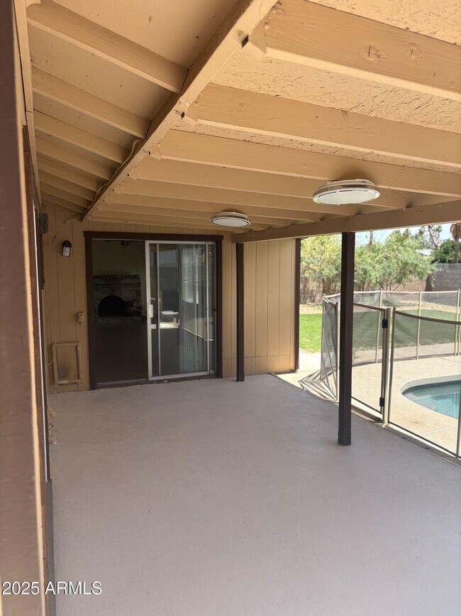 Building Photo - 4027 E Windrose Dr