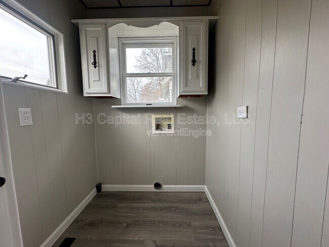 Building Photo - 320 W Cleveland Ave