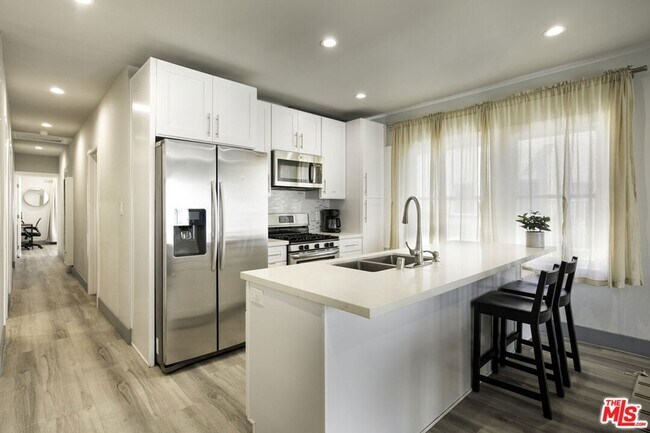 Building Photo - 1559 1/2 S Harvard Boulevard Unit