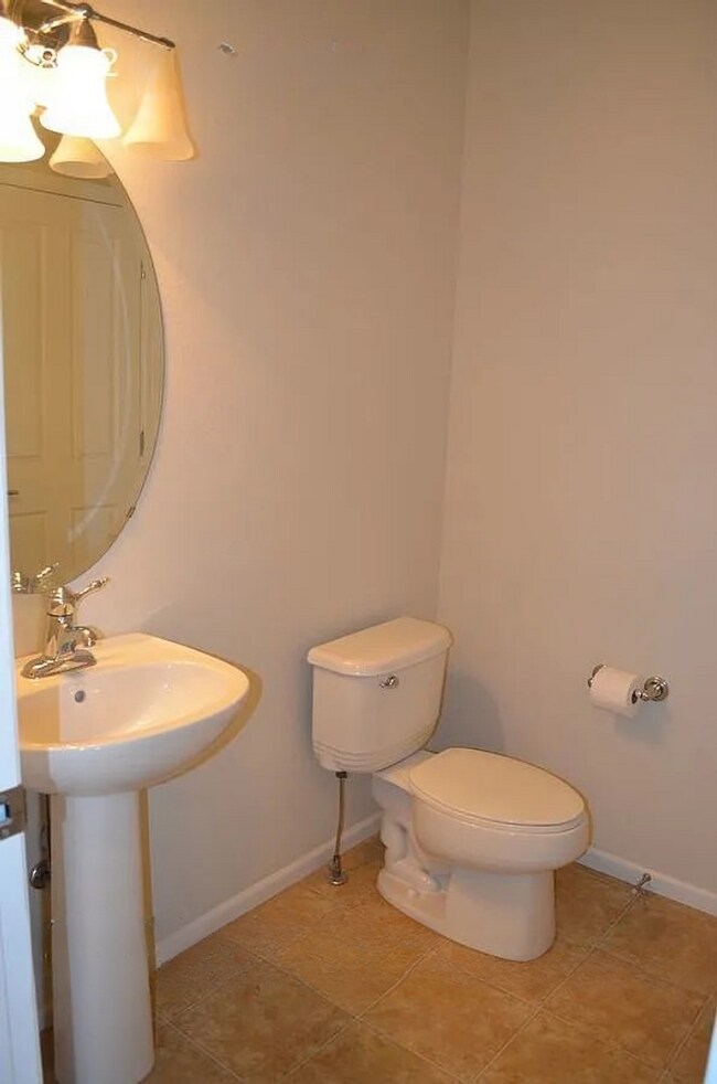 Building Photo - 2 bedroom townhome nestled in the heart of Fountain.