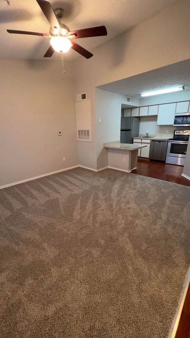 Building Photo - Beautiful Condo available on July 1st. Do not miss this opportunity.