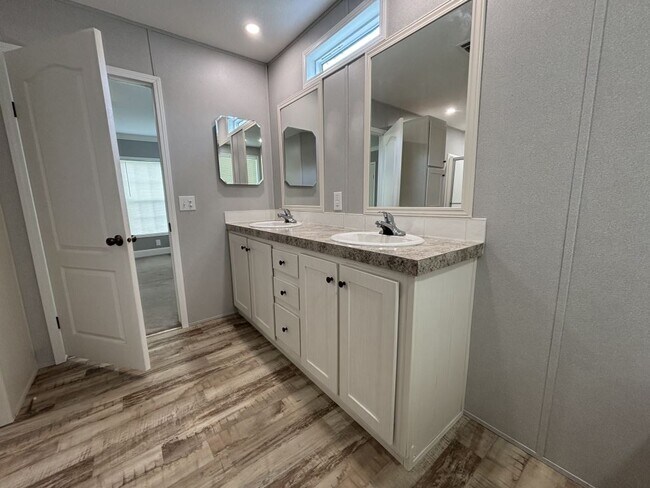 Building Photo - 10 Gatehouse Ct