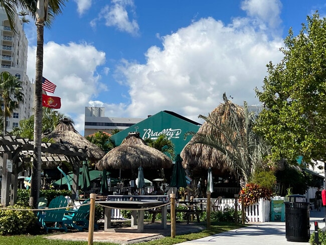 Building Photo - 630 S Sapodilla Ave