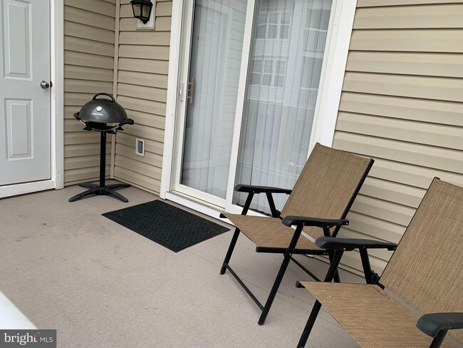 Building Photo - Charming Townhome-Style Condo with Garage ...