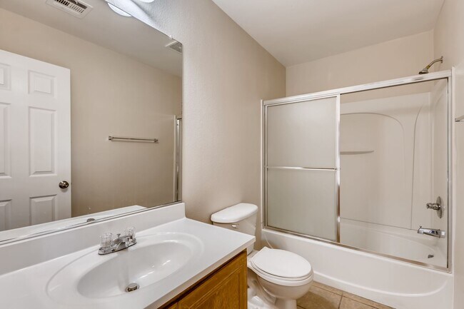 Building Photo - Beautiful 3 bedroom, 2.5 bath 2 story home!