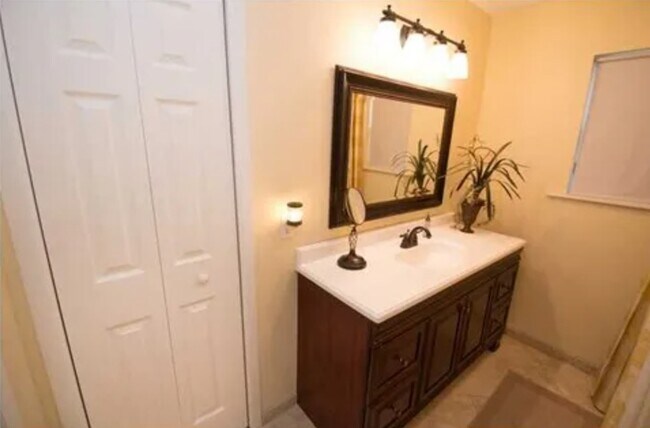 Building Photo - 4204 Maplewood Ct