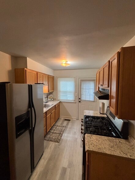 Gas stove - 140 E Wellington Ave