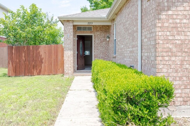Building Photo - Great one story house with 3 bedrooms & st...