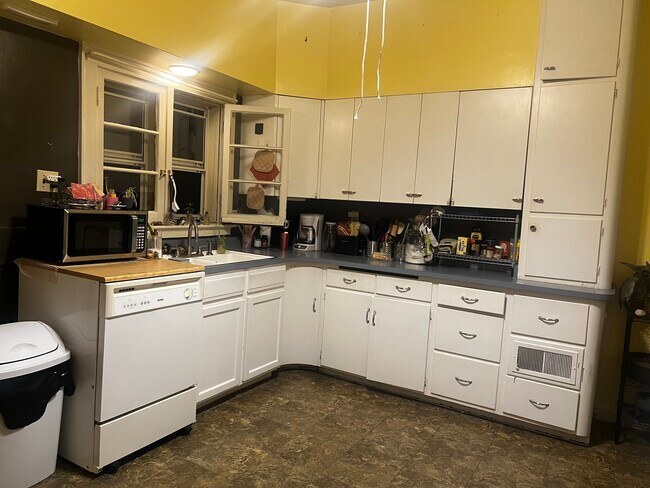 Building Photo - 2247 North Summit Avenue