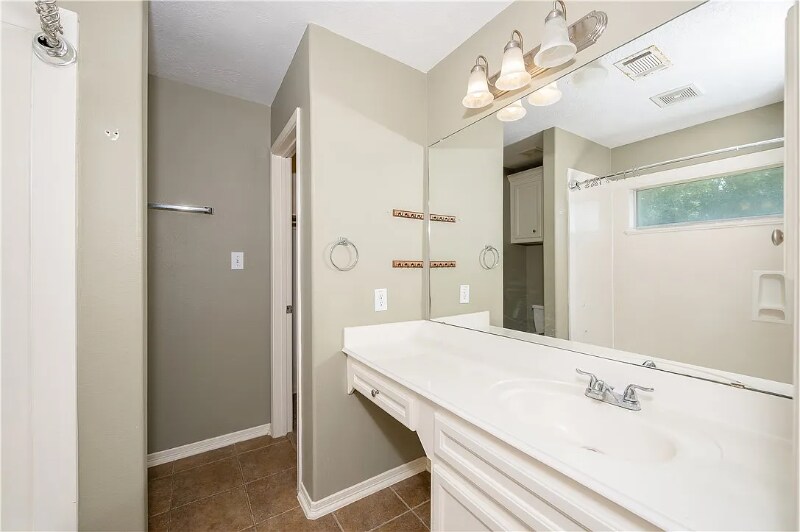 Building Photo - 711 Mockingbird St