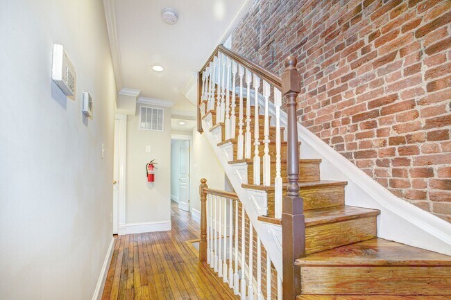 Building Photo - 633 C St NE