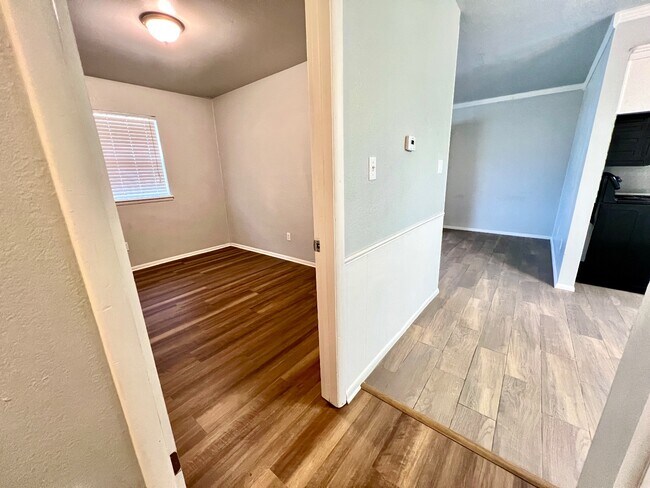 Building Photo - 216 S Bristow Ave