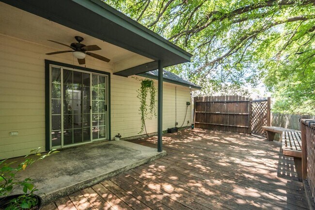 Building Photo - 409 Gina Dr