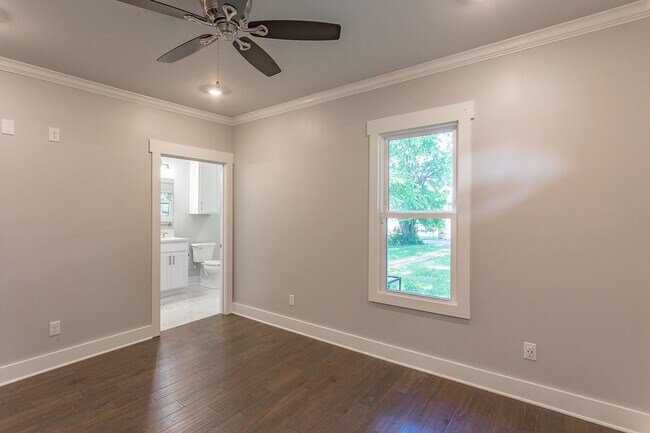 Building Photo - Beautiful & Updated Ridgedale Home!