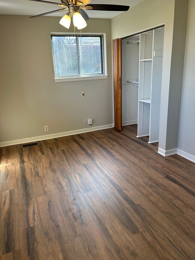 Building Photo - Contact Peggy 501 676 1758