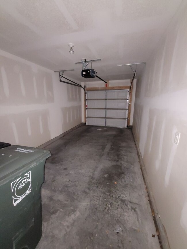 Building Photo - 3 BR townhome in Jamestown!