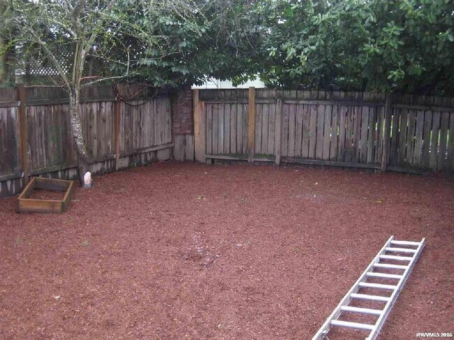 Building Photo - 4 bedroom 2 bath home in great location