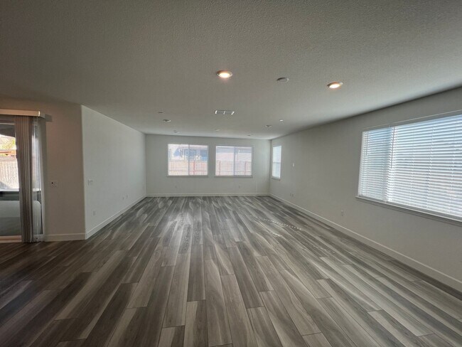 Building Photo - Beautiful Northlake Property Next to Park