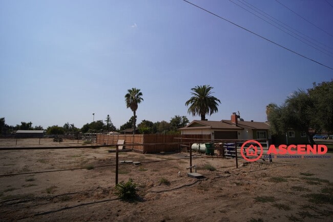 Building Photo - 3 Bed / 2 Bath Home on 2 Acres of Cattle L...