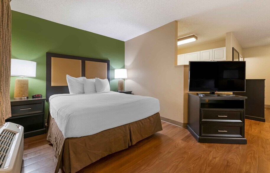 Building Photo - Furnished Studio-Daytona Beach - Internati...