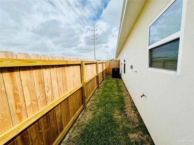 Building Photo - 17 W Driftwood St