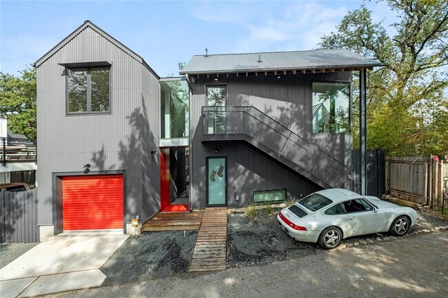 Building Photo - 907 W Annie St