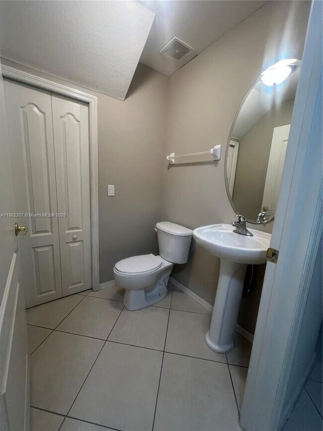 Building Photo - 9420 Ivy Brook Run