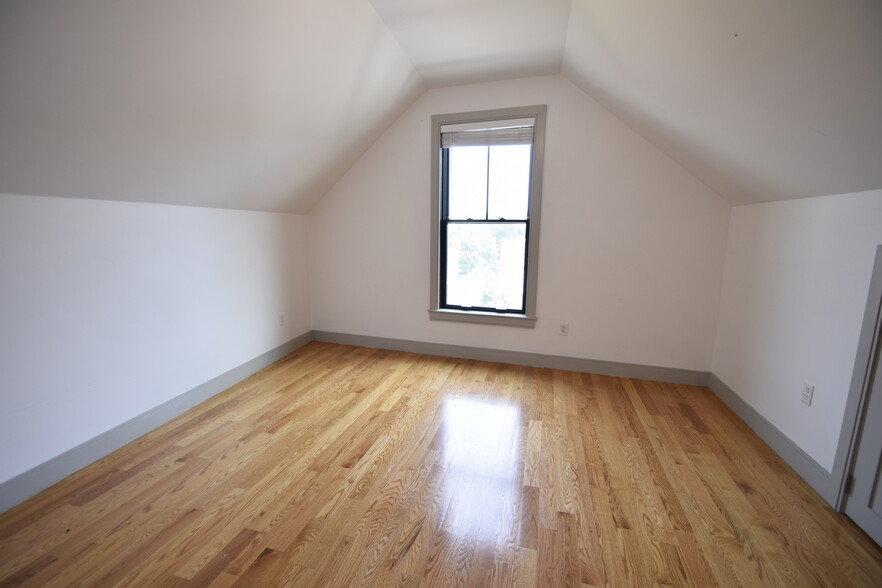 Building Photo - 15 Maywood St