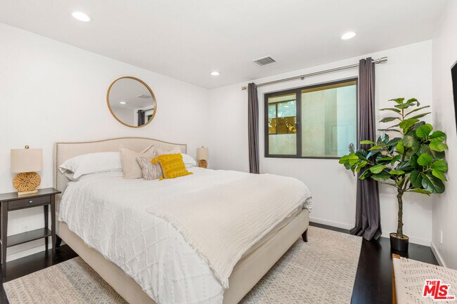 Building Photo - 454 N Sweetzer Ave