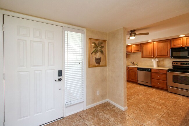 Building Photo - ** 2/2 CHARMING FURNISHED CONDO AT THE ISL...