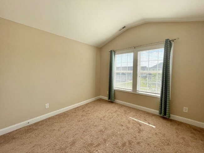 Building Photo - 4 Bed, 2 And A Half Bath Nest In Bedford