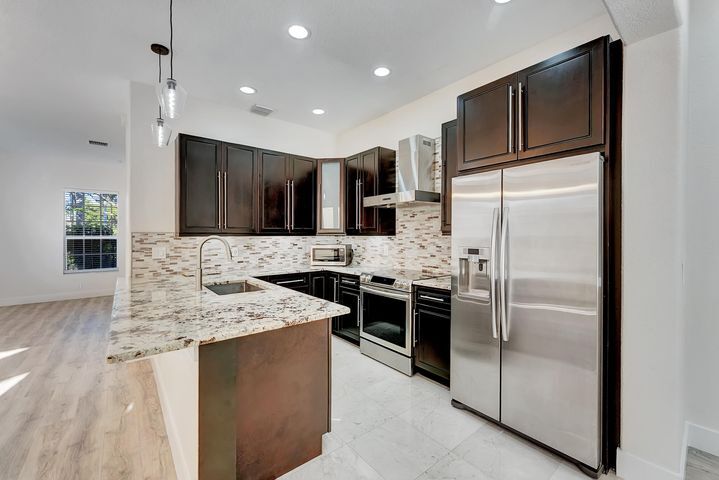 Building Photo - 406 NW 25th Ave