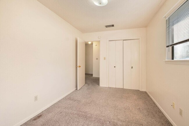 Building Photo - 2 Bedroom, 1.5 Bath Apartment In Lockhart