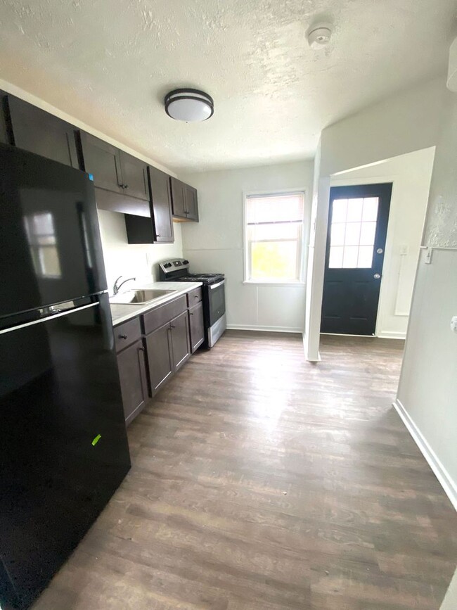 Building Photo - Renovated Split Level Townhome!