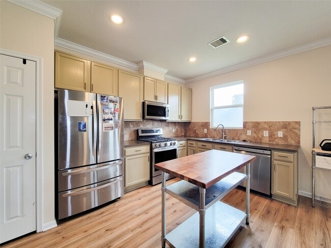Building Photo - 1610 Pointe Leone