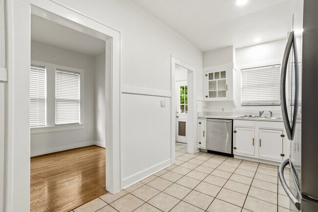 Building Photo - 1705 Virginia Pl