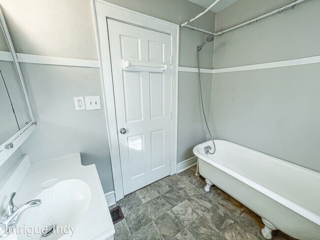 Building Photo - 2 br, 1 bath House - 2230 Woodlawn Ave