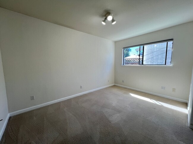 Building Photo - Updated Single Story Home located in Conve...