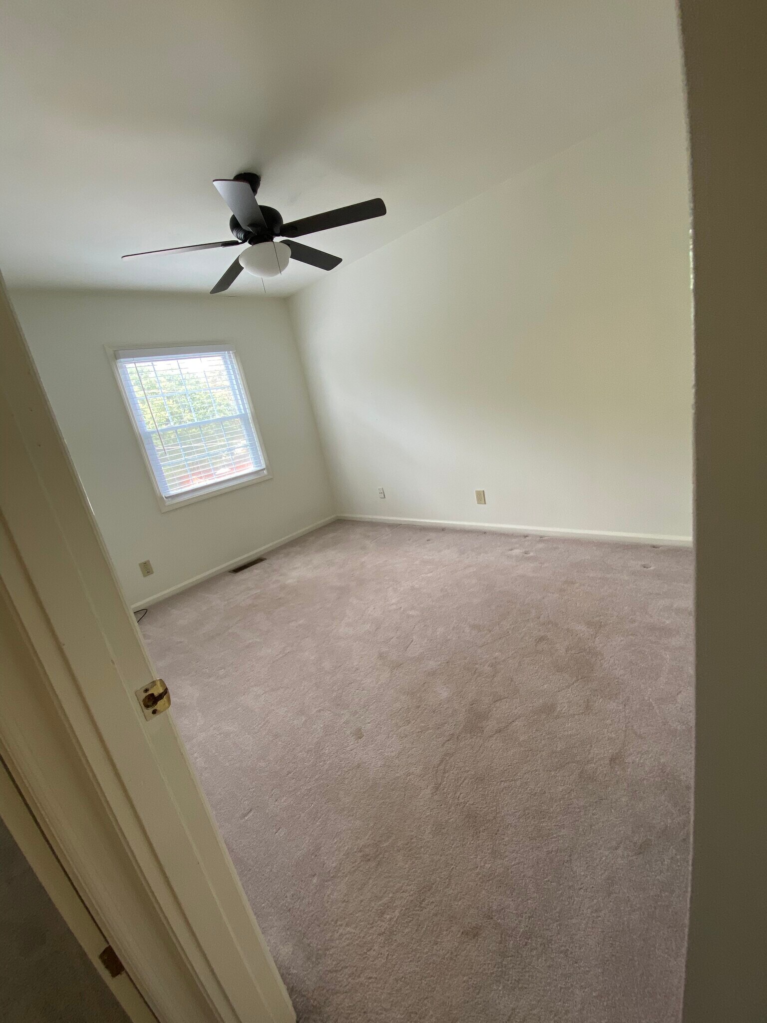 Bed 2 - 114 Woodglen Dr