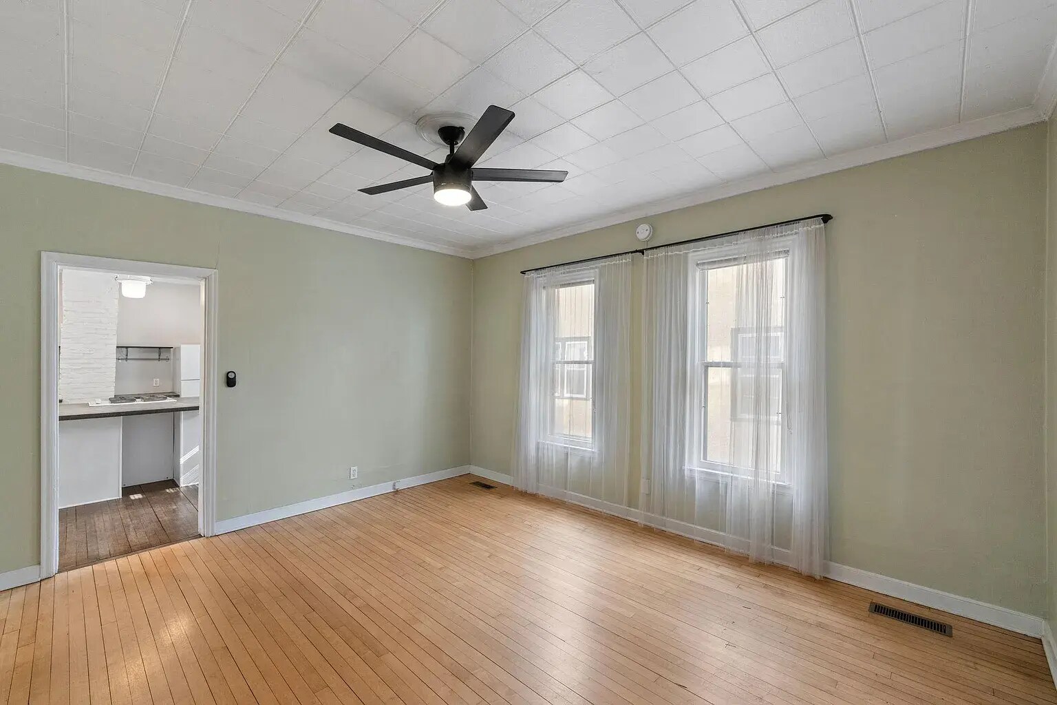 living room - 731 Fillmore St NE