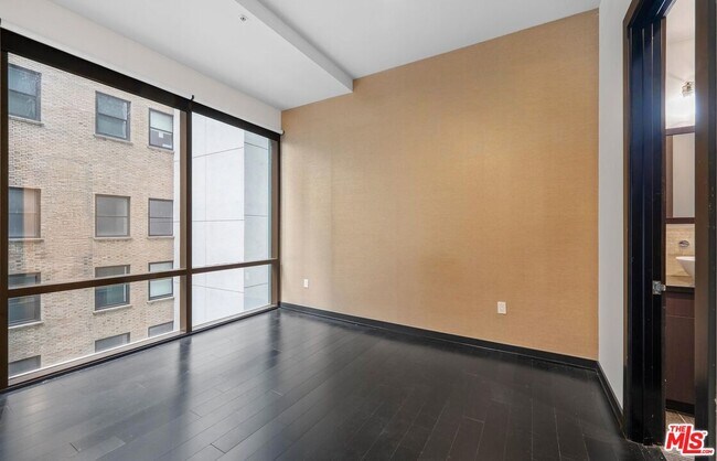 Building Photo - 655 S Hope St