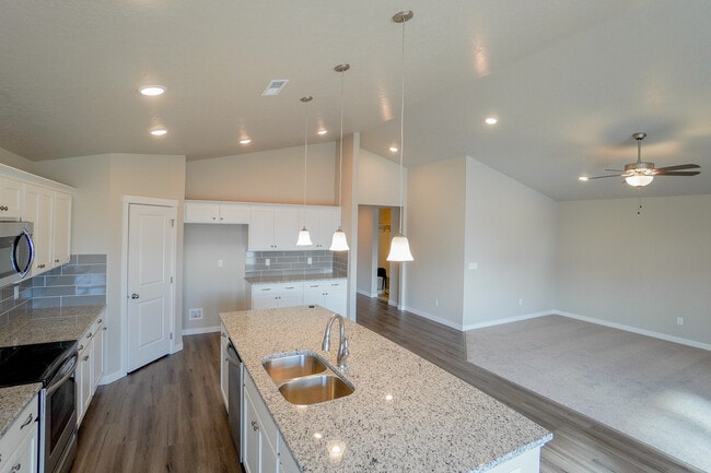 Building Photo - 2814 N Cherry Grove Way