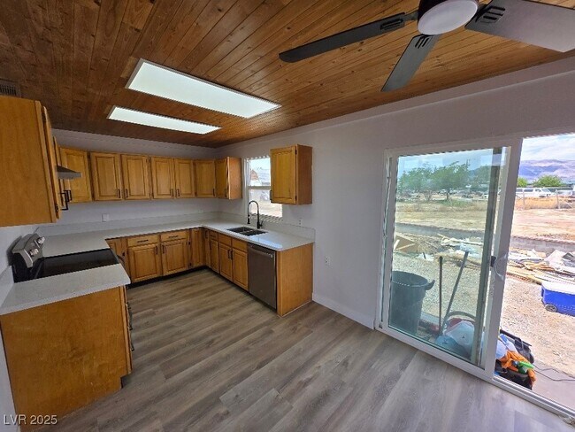 Building Photo - 270 W Patricia Ave